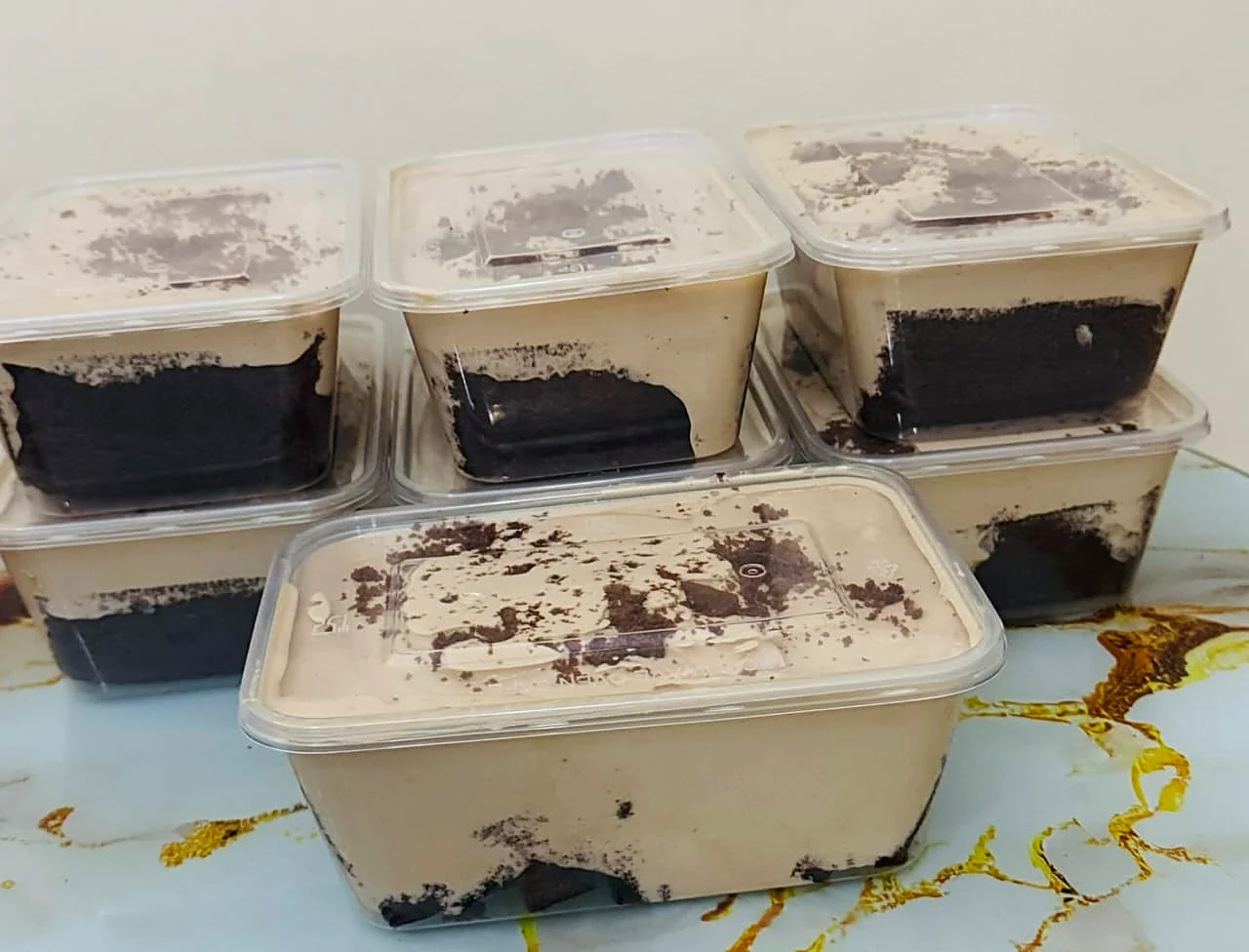 Cake slices with sauce in tubs